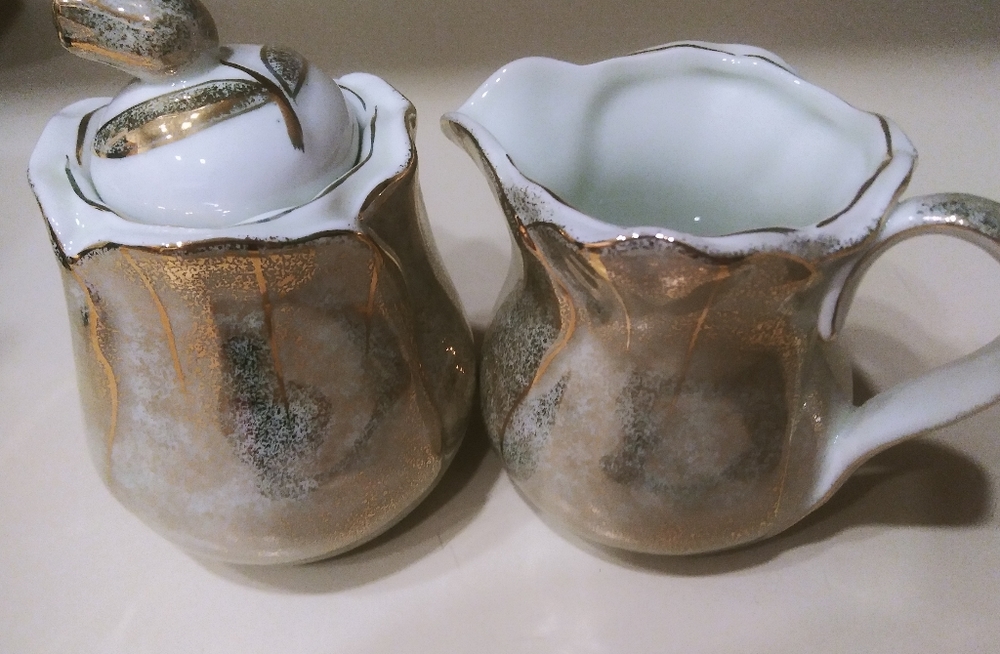 Bombay sugar and creamer